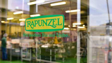 Das Familienunternehmen Rapunzel, das seit den 1970er Jahren vegetarische Bio-Lebensmittel herstellt, hat sich von Beginn an auch mit menschenrechtlichen Aspekten der Unternehmenstätigkeit befasst.Öffnet Seite:Rapunzel